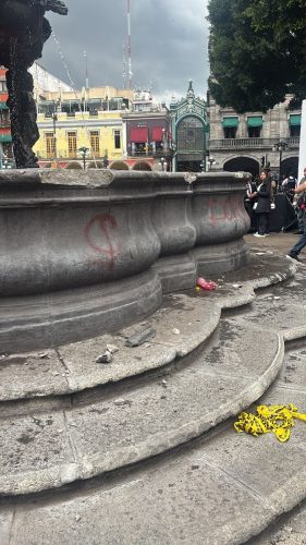 Fuente de San Miguel en Puebla dañada durante protesta feminista en el Zócalo
