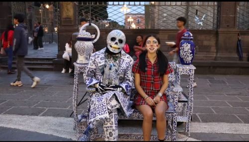 Jóvenes con maquillaje de payaso del trend Ojitos mentirosos caminando por el Centro Histórico de Puebla.