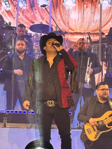 Público reunido en el Paseo Bravo durante el concierto de Julión Álvarez en Puebla
